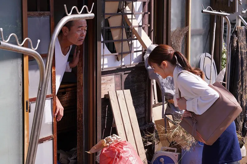 Trước mặt nói lời thủy chung, sau lưng vợ lén nhớ nhung người tình (là anh thợ điện cung khủ) Alice Nanase